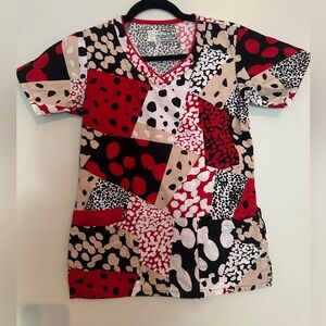 RED & BLACK MULTICOLOR GRAPHIC SCRUB TOP